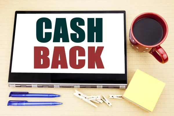 Mano scrittura testo didascalia ispirazione mostrando Cash Back Cashback. Business concept per Money Assurance scritto su tablet portatile. Posto ufficio con tazza di caffè, penna e nota adesiva . — Foto Stock