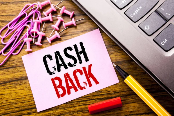 Texto manuscrito que muestra Cash Back Cashback. Concepto de negocio para Money Assurance escrito en papel adhesivo rosa sobre el fondo de madera junto al teclado. Con pluma roja . — Foto de Stock