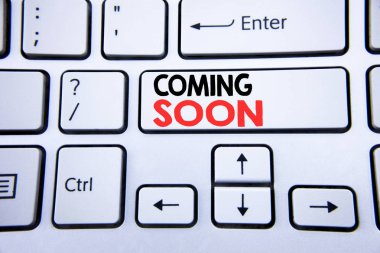 Word, Coming Soon yazma. İş kavramı için yapım aşamasında beyaz klavye tuşu ile kopya alanı üzerinde yazılı. Üstten Görünüm.