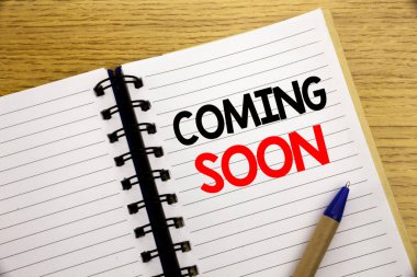 Word, Coming Soon yazma. İş kavramı altında inşaat kalem marker ile eski ahşap ahşap arka plan üzerinde kopya alanı ile not etmek üstünde yazılı için