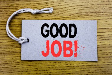 Kavramsal el iyi iş gösterilen metin resim yazısı yazma. İş kavramı başarı ile kopya alanı ahşap antika arka plan üzerinde fiyat etiketi kağıtta yazılı takdir