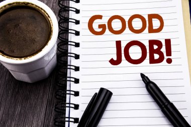 İyi iş gösterilen metin yazma. İş kavramı başarı defter kitap bir not kağıdına ahşap ahşap arka plan üzerinde yazılı takdir. Kahve ve siyah marker ile.