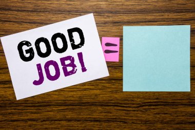 İyi iş gösteren el yazısı duyuru metin. İş kavramı başarı ahşap arka plan üzerinde yapışkan not kağıt üzerinde yazılı takdir. Denklem matematiksel işaret senin yer için