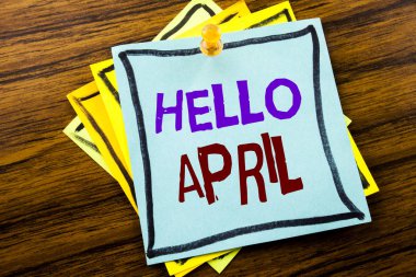 Merhaba Nisan gösterilen metin yazma. İş kavramı için Bahar ahşap arka plan üzerinde yapışkan not kağıt üzerinde yazılı hoş geldiniz.