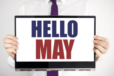 Word, Merhaba ay olabilir yazıyor. Gelecek bahar ay yazılı için iş kavramı tablet laptop adam tarafından holding arka plan bulanık. Bilgisayarı tutarak işadamı parmak.