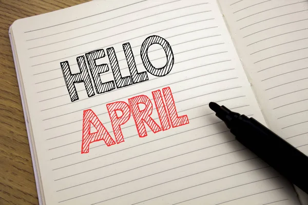 手写公告文本显示您好四月。春天欢迎的商业概念在笔记本上写有复制空间在书背景与标记笔 — 图库照片