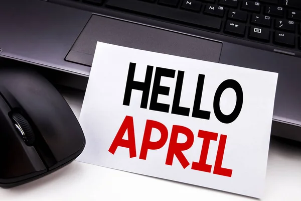 概念手写文字标题灵感显示你好四月。欢迎使用黑色键盘背景上的粘纸条书写的春季迎宾业务概念. — 图库照片