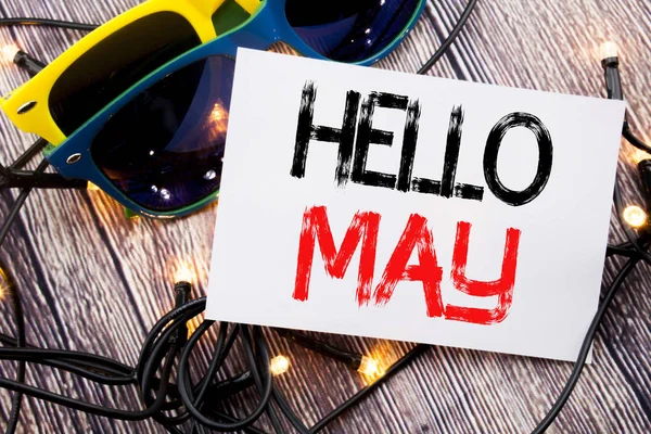 Escribir texto mostrando Hello May Month. Concepto de negocio para el próximo Mes de Primavera escrito en nota adhesiva con espacio de copia sobre fondo de madera vieja con gafas de sol —  Fotos de Stock