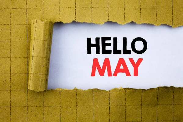 Merhaba Mayıs ay. Gelecek bahar beyaz kağıt üzerine sarı katlanmış kağıt üzerinde yazılı ay iş kavramı. — Stok fotoğraf