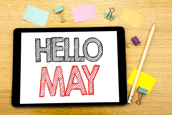 Scrie un text care arată Hello May Month. Conceptul de afaceri pentru Coming Spring Month Scris pe laptop tabletă, fundal din lemn cu note lipicioase și stilou — Fotografie, imagine de stoc