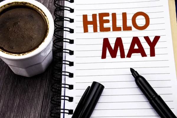 Scrie un text care arată Hello May Month. Conceptul de afaceri pentru Coming Spring Month scris pe hârtie notebook pe fundal din lemn de lemn. Cu cafea și marker negru . — Fotografie, imagine de stoc