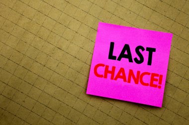 El yazısı metnini başlık gösterilen son şansın. Son Tarih bitiş saati Sarı zemin üzerine yapışkan not kağıt üzerinde yazılı için yazma iş kavramı.