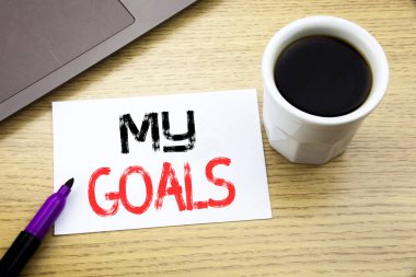 My gol gösteren el yazısı duyuru metin. Liste defter kitap dizüstü kahve ile ofiste ahşap arka plan üzerinde yazılı motivasyon planı için iş kavramı