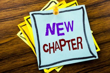 Yeni bölüm gösterilen metin yazma. Yeni gelecek ahşap arka plan üzerinde yapışkan not kağıt üzerinde yazılı hayata başlayan iş kavramı.