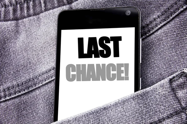 Tekst fra håndskrift som viser "Last Chance". Forretningskonsept for "Deadline Time Ending" skrevet mobiltelefon med kopiplass i bakbukselomma – stockfoto