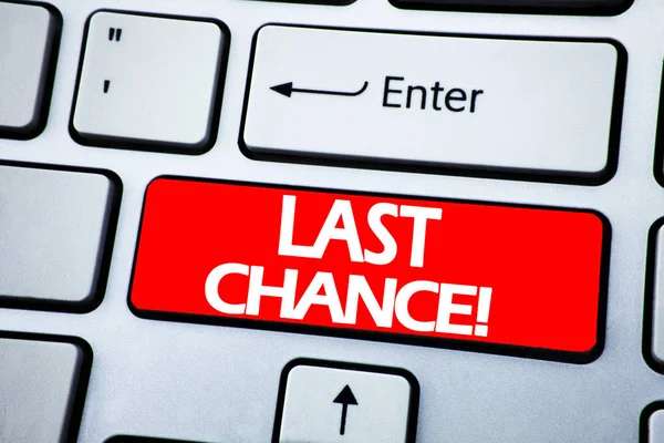Escrita à mão Texto de anúncio mostrando a Última Chance. Conceito de negócio para Deadline Time Ending escrito em chave vermelha no fundo keybord . — Fotografia de Stock
