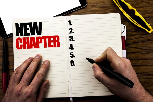 Wort und schrieb ein neues Kapitel. Businesskonzept für den Start in ein neues zukünftiges Leben auf Buch geschrieben, Holzgrund mit Geschäftsmannhand, Fingerschrift auf dem Notizbuch. — Stockfoto