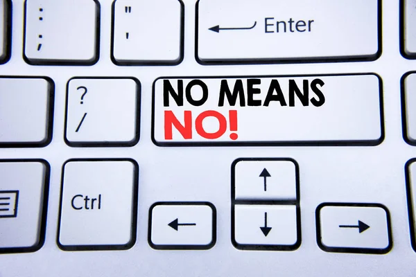 Word, schrijven Nee betekent nee. Bedrijfsconcept voor Stop Anti verkrachting Slogan op de witte toets met kopie ruimte geschreven. Bovenaanzicht. — Stockfoto