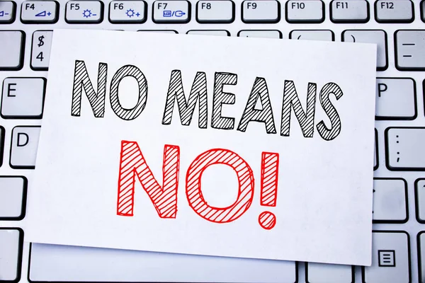 Eine handschriftliche Textunterschrift, die kein Zeichen zeigt, bedeutet nein. Geschäftsidee Schreiben für Stop Anti-Vergewaltigung Slogan auf klebrigem Zettelpapier auf der weißen Tastatur Hintergrund geschrieben. — Stockfoto