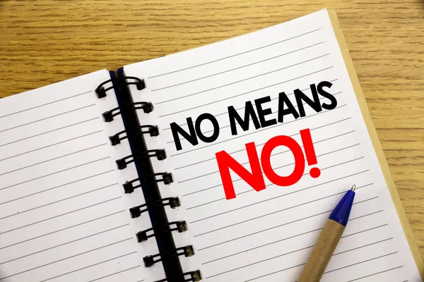 Слово "нет" означает "нет". Бизнес-концепция для Stop Anti Rape Лозунг написан на блокноте с копировальным местом на старом деревянном фоне дерева с маркером пера — стоковое фото