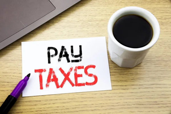Scriere de mână Textul anunțului care afișează Impozitele pe plată. Conceptul de afaceri pentru impozitare Overtax Return scris pe notebook pe fundalul din lemn din Office cu cafea laptop — Fotografie, imagine de stoc