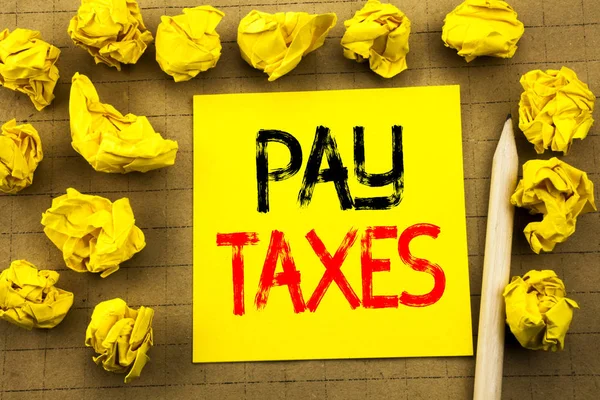 Payez les impôts. Concept d'entreprise pour Fiscalité Déclaration de surtaxe écrite sur papier autocollant sur le fond vintage. Papiers jaunes pliés sur le fond — Photo