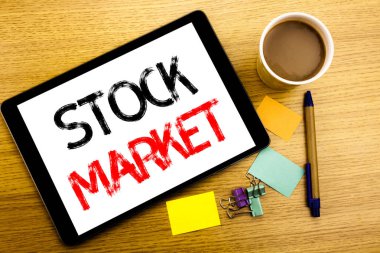 El yazısı metnini başlık borsa gösterilen. Yazmak için sermaye payı Exchange yazılı tablet laptop, yapışkan not, kahve ve kalem ile ahşap arka plan iş kavramı