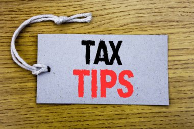 Kavramsal el vergi ipuçları gösterilen metin resim yazısı yazma. İpucu eşzamanla ile kopya alanı ahşap antika arka plan üzerinde fiyat etiketi kağıtta yazılı vergi için iş kavramı