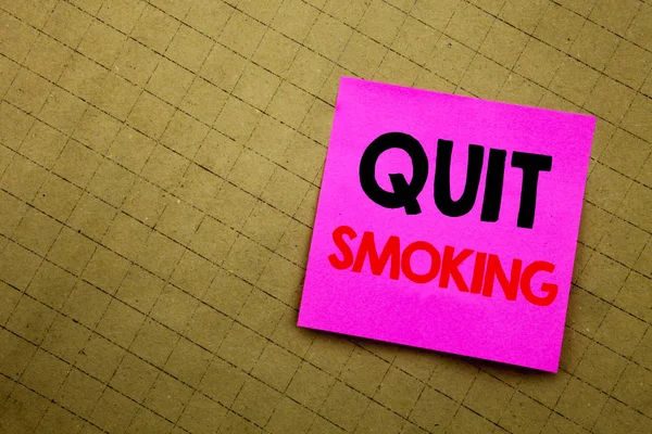 Handgeschreven tekst bijschrift weergegeven: stoppen met roken. Bedrijfsconcept schrijven voor Stop voor sigaret geschreven op notitie papier op de gele achtergrond. — Stockfoto
