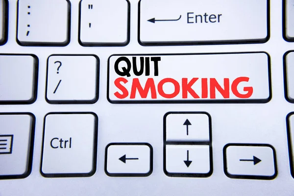 喫煙をやめる書き込みの単語。コピー スペースを持つ白キーボードのキーに書かれたタバコの停止のビジネス コンセプトです。トップ ビュー. — ストック写真