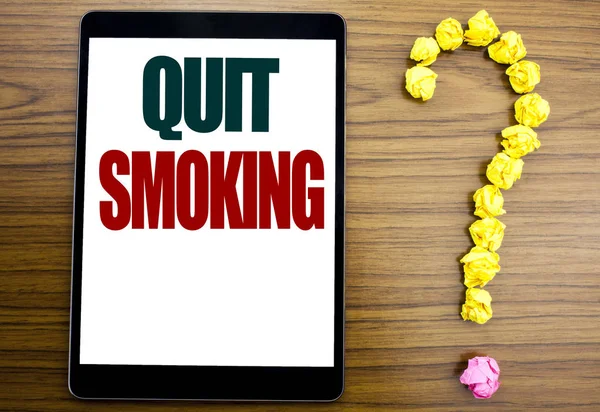 Slovo, psaní přestat kouřit. Obchodní koncept pro zastavení pro cigaret napsáno na tabletu, dřevěné pozadí s otazníkem na konci. — Stock fotografie