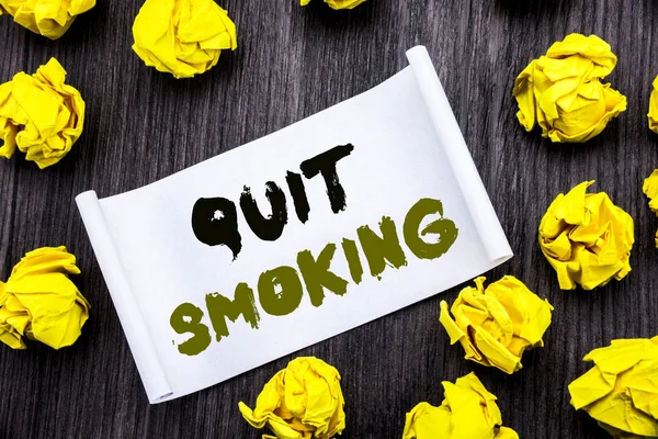 Szöveg írása mutatja a dohányzásról. Üzleti koncepció megáll a cigaretta írásbeli feljegyzést Jegyzettömb Megjegyzés notebook könyv fa háttér sárga ragadós hajtogatott. — Stock Fotó