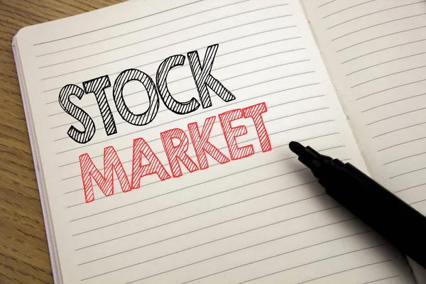 Escrita à mão Texto de anúncio mostrando Stock Market. Conceito de negócio para Equity Share Exchange escrito em notebook com espaço de cópia no fundo do livro com caneta marcador — Fotografia de Stock