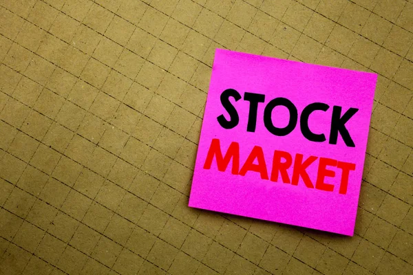 Texto manuscrito que muestra el mercado de valores. Concepto de negocio escrito para Equity Share Exchange en papel adhesivo sobre fondo amarillo . — Foto de Stock