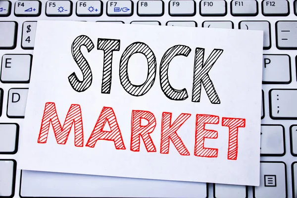 Handgeschreven tekst bijschrift weergegeven: Stock Market. Bedrijfsconcept schrijven voor Equity aandelenruil geschreven op notitie papier op de achtergrond wit toetsenbord. — Stockfoto