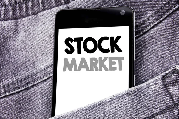 Mão escrita texto legenda inspiração mostrando Stock Market. Conceito de negócio para Equity Share Troca de celular móvel escrito com espaço de cópia no bolso das calças traseiras — Fotografia de Stock