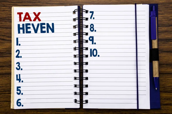 Het schrijven van tekst tonen belasting Heven. Bedrijfsconcept voor winst belastingen geschreven op Opmerking notebookpapier, houten achtergrond met pen en markering. — Stockfoto