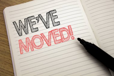 Biz taşındı gösteren el yazısı duyuru metin. Şirket değiştirilmesi ile pen marker kitap arka plan üzerinde kopya alanı ile defter üzerinde yazılı yer için iş kavramı