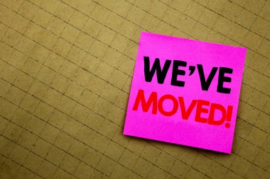 El yazısı metnini başlık var taşındı gösterilen. Şirket değiştirilmesi Sarı zemin üzerine yapışkan not kağıt üzerinde yazılı yer için yazma iş kavramı.