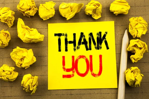 Спасибо. Бизнес-концепция Gratitude Thanks написана на прочной бумаге на винтажном фоне. Складные желтые бумаги на заднем плане — стоковое фото