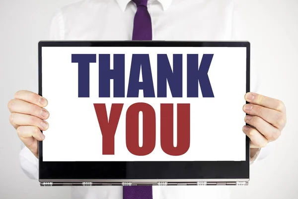 Слово, написання Дякую. Бізнес-концепція вдячності Дякую Написано на планшетному ноутбуці, що тримається людиною розмитим фоном. Бізнесмен пальцями тримає комп'ютер . — стокове фото