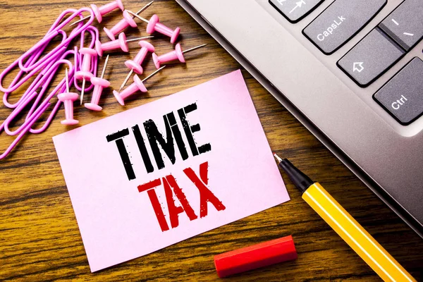 手書きでテキストを時間税を表示します。キーボードの横に木製の背景のピンクの付箋紙に書かれた課税財務アラームのビジネス コンセプトです。赤ペンで. — ストック写真