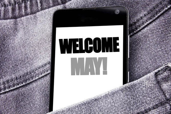Mão escrita texto legenda inspiração mostrando Welcome May. Conceito de negócio para Hello Month Cumprimentando telefone celular escrito com espaço de cópia no bolso das calças das calças traseiras — Fotografia de Stock
