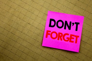 El yazısı metnini başlık gösterilen unutmayın. Don t bellek Sarı zemin üzerine yapışkan not kağıt üzerinde yazılı Remider yazma iş kavramı.