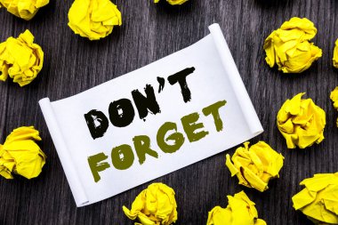 Unutmayın gösterilen metin yazma. İş kavramı Don t bellek için katlanmış defter kitap ahşap arka plan ile sarı yapışkan not Remider yazılı yapışkan not not defteri üzerinde.