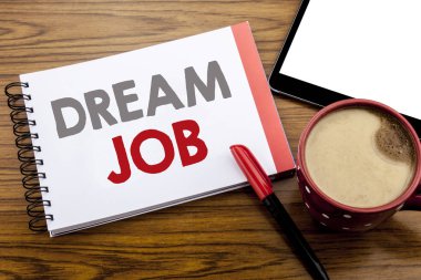 Hayalimdeki iş gösteren el yazısı duyuru metin. Not defteri bir not kağıdına alanı office Oda kalem marker ile ahşap arka plan üzerinde kariyer yazılı hakkında rüya için iş kavramı