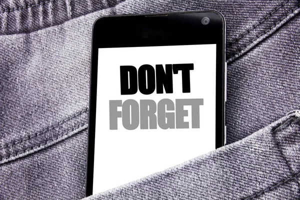 Tekst fra håndskrift som viser "Ikke glem". Forretningskonsept for Don 't memory Remider - skrevet mobiltelefon med kopiplass i bukselomma på baksiden – stockfoto