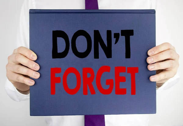 Пишу текст, показывающий "Не забудь". Концепция бизнеса для Don 't memory Remider написана на бумаге блокнота человеком в костюме размытый фон . — стоковое фото