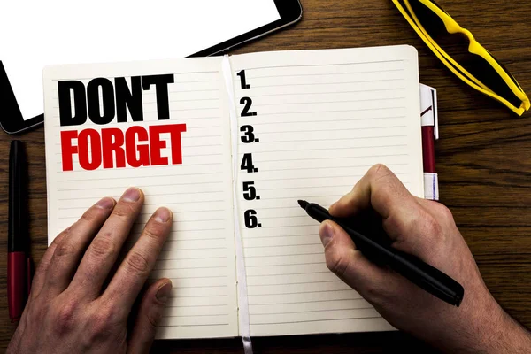 Woord, vergeet niet het schrijven. Businessconcept voor Don t geheugen herinnering geschreven op boek, houten achtergrond met zakenman hand, vinger schrijven op de notebook. — Stockfoto