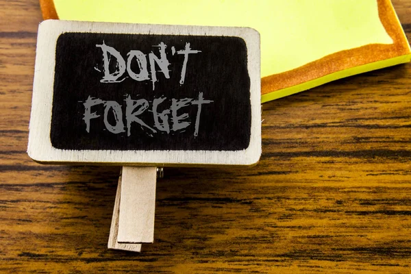 Testo scritto a mano che mostra Non dimenticare. Business concept per la memoria Don t Remider scritto sulla bacheca sullo sfondo in legno . — Foto Stock